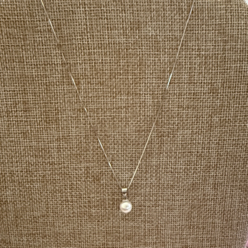 Elegant Silver Pearl Pendant Necklace